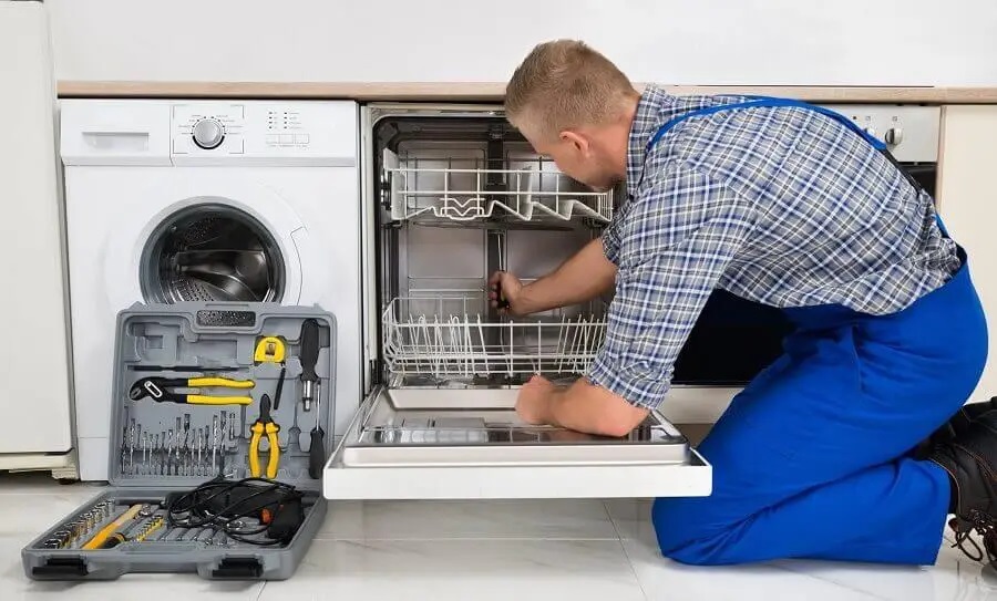 Menderes Bosch servisi teknisyen ekibi beyaz eşya tamiri yaparken